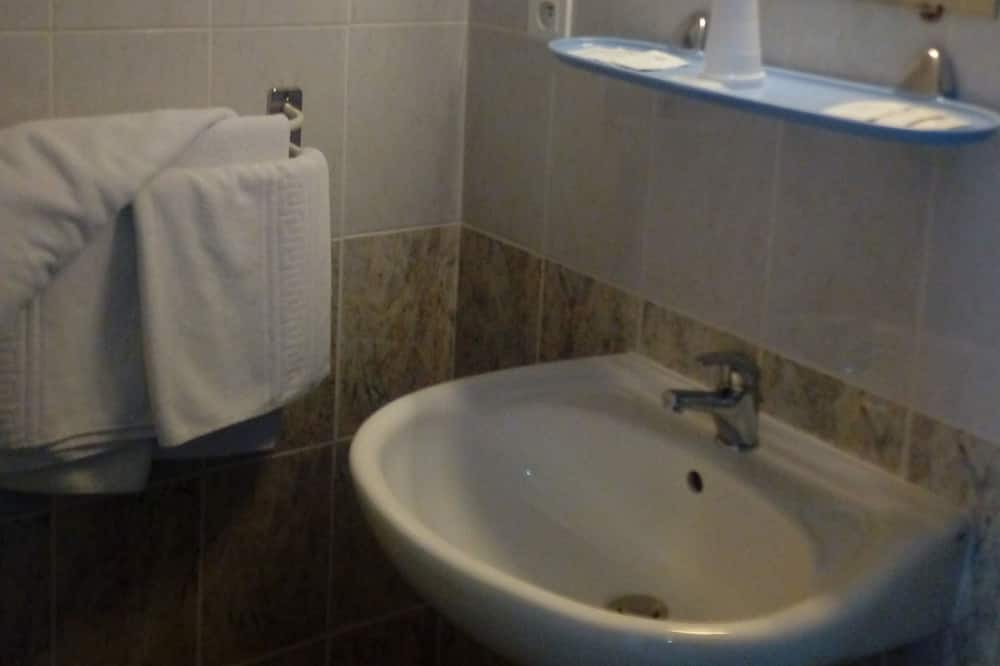 Photo of Bathroom in Nissan-lez-Enserune