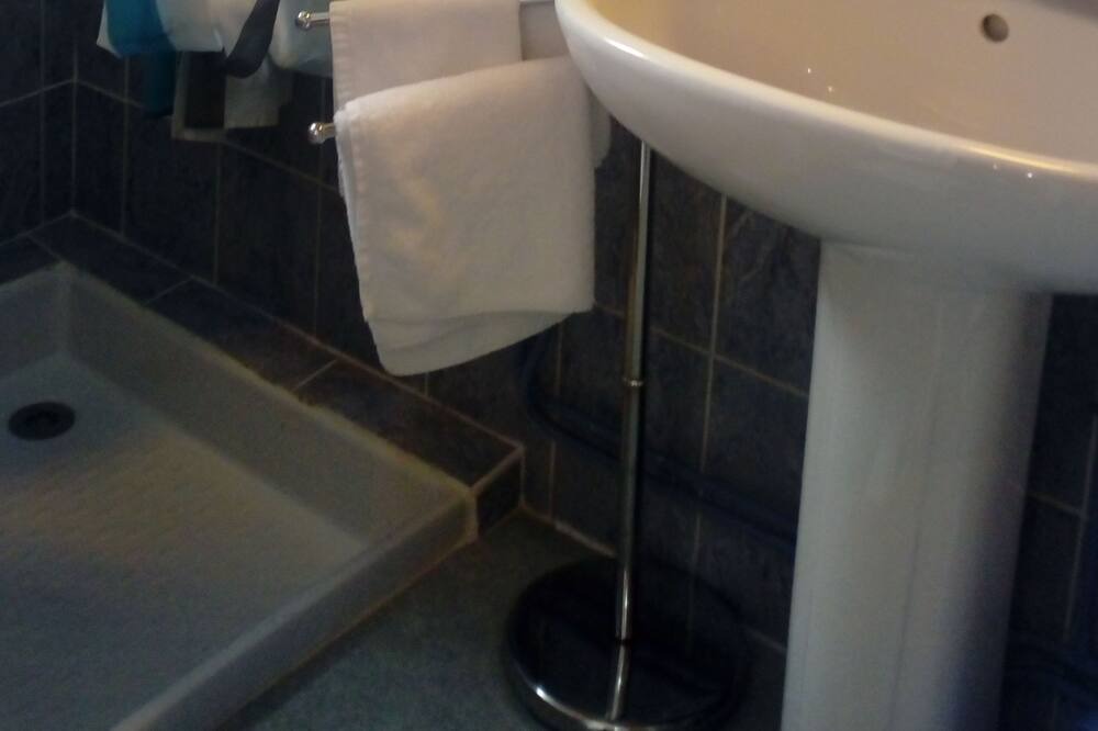 Photo of Bathroom in Nissan-lez-Enserune