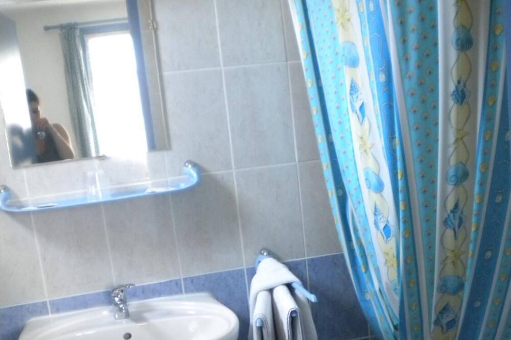 Photo of Bathroom in Nissan-lez-Enserune