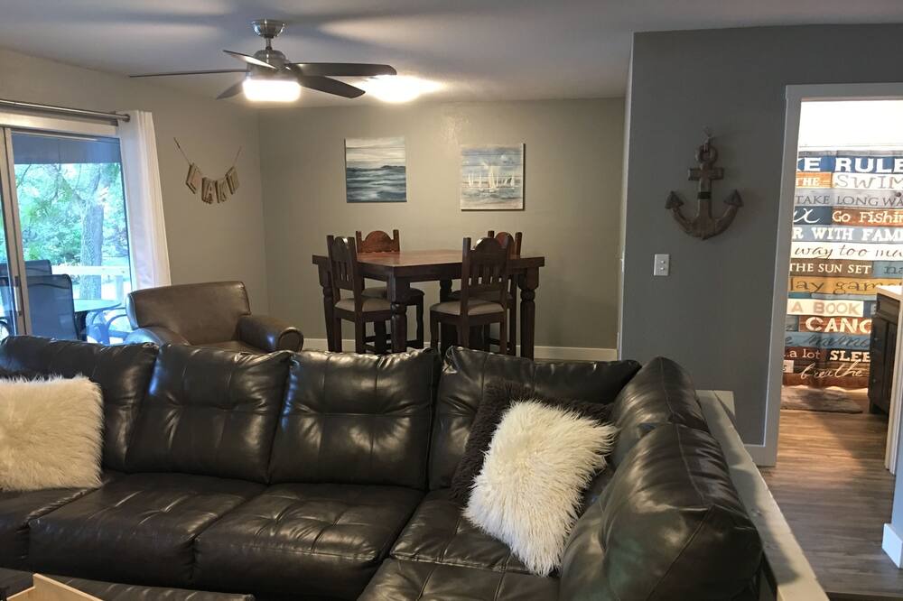 Photo of Livingroom in Grove