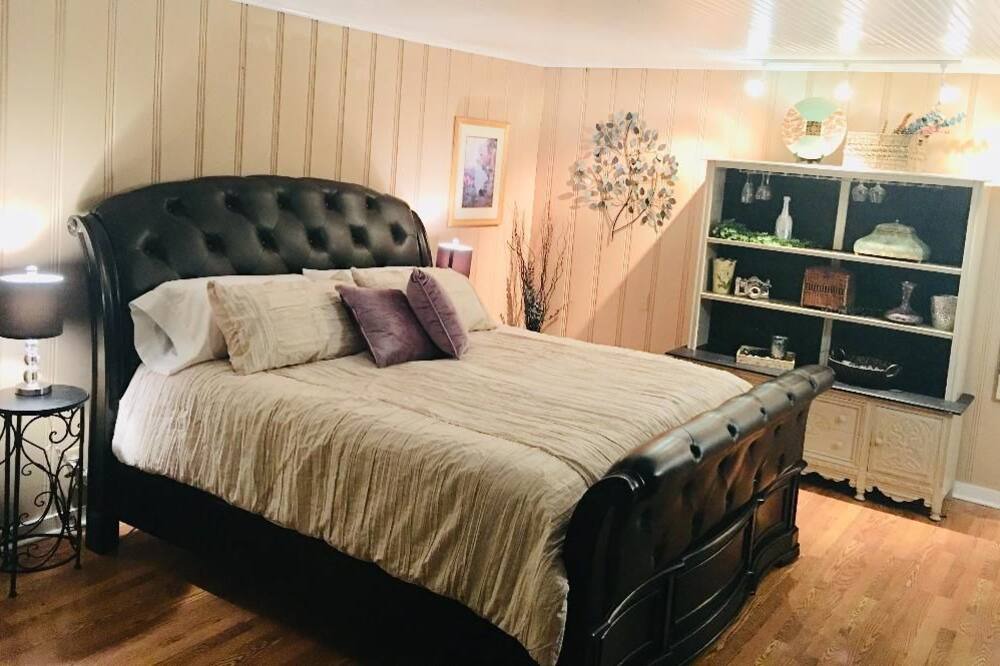 Photo of Bedroom in Forest Park