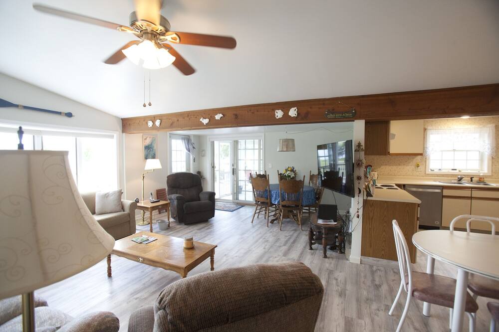 Photo of Livingroom in Town of Richmond