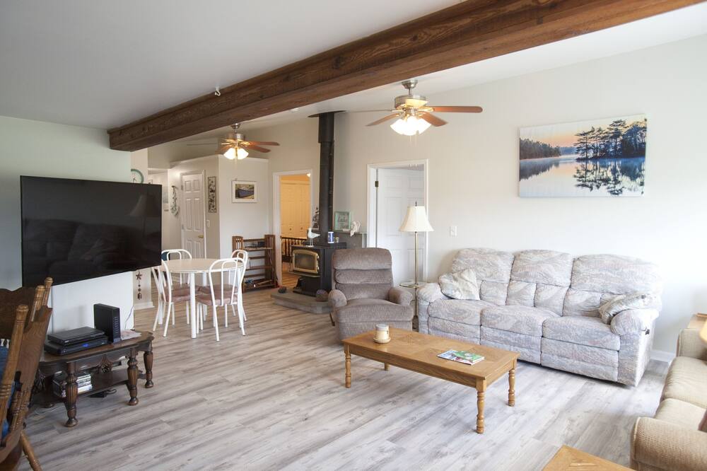 Photo of Livingroom in Town of Richmond