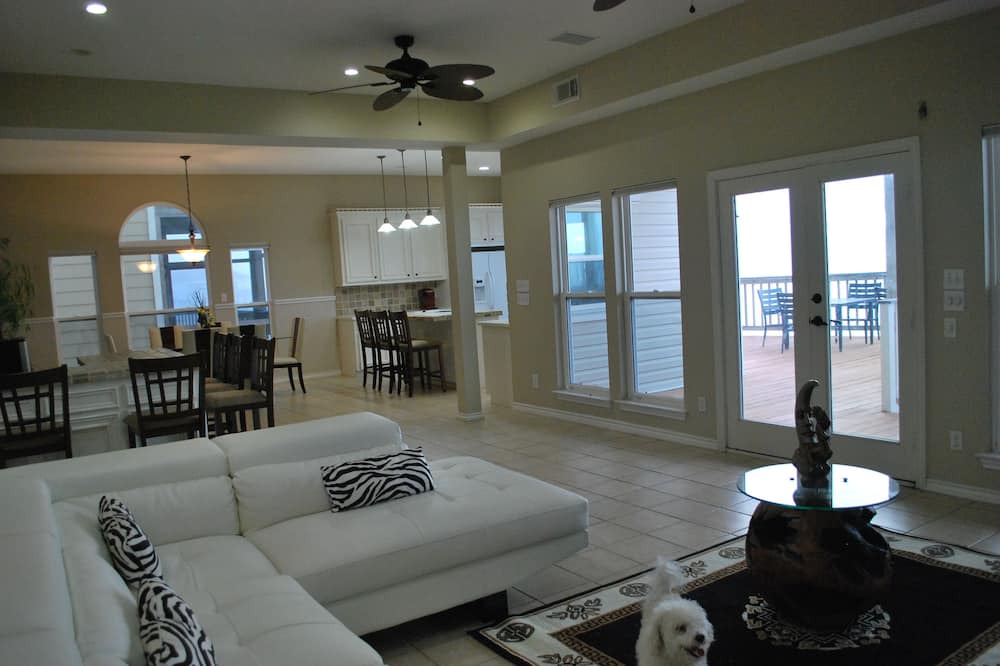 Photo of Livingroom in Terramar Beach