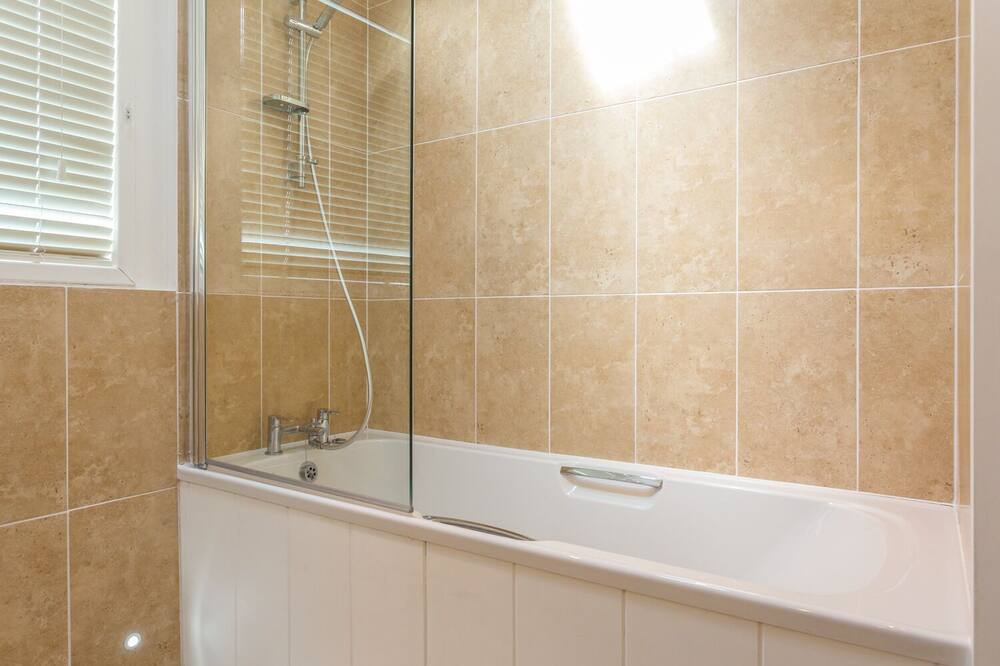 Photo of Bathroom in Looe