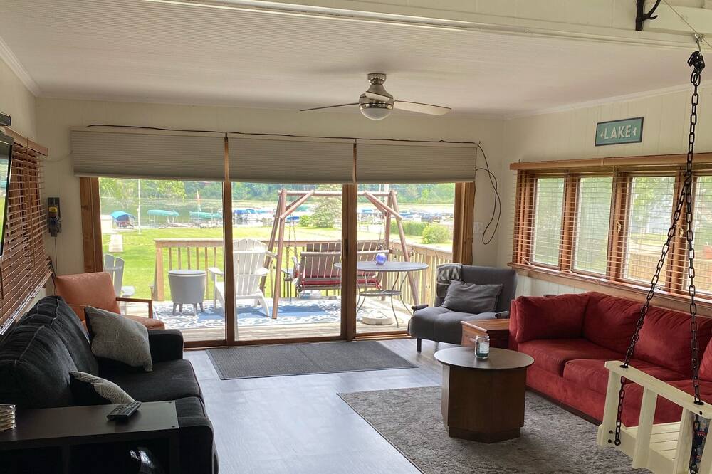 Photo of Livingroom in Delavan Lake