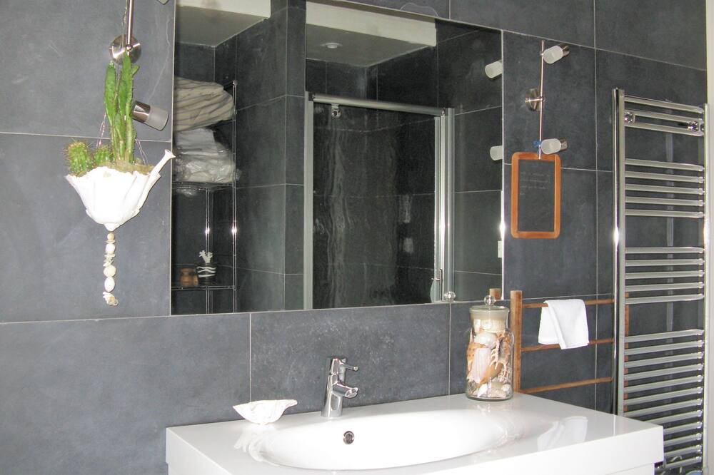 Photo of Bathroom in Saint-Omer-de-Blain