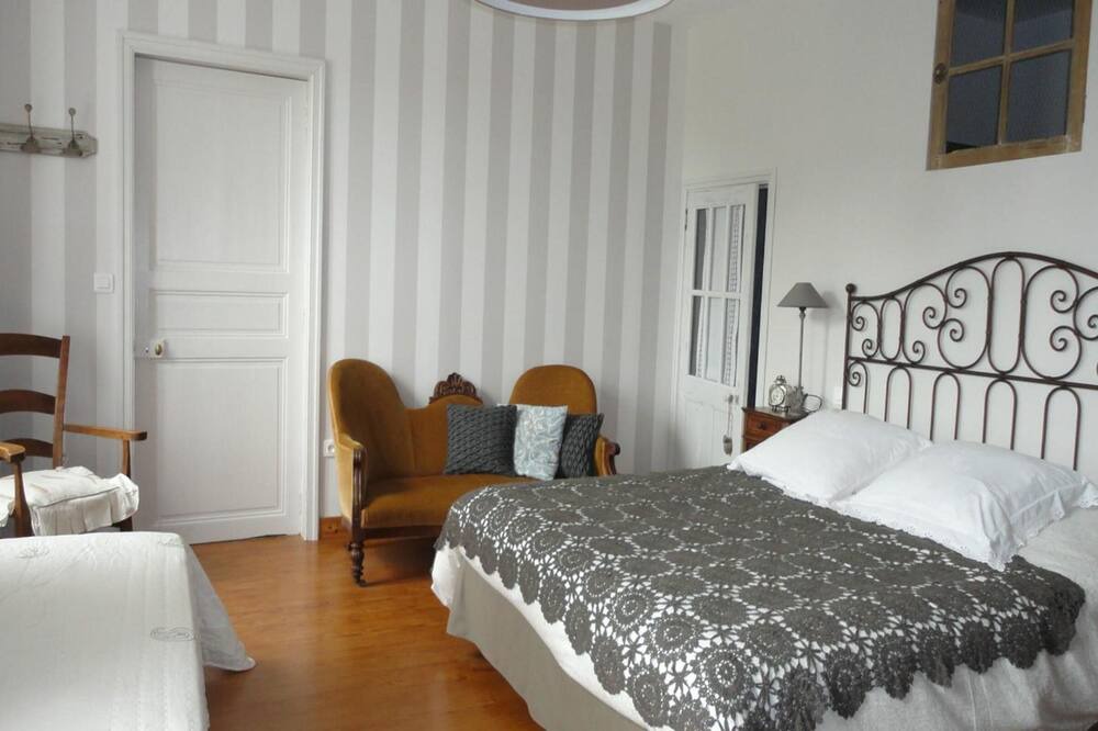 Photo of Bedroom in Saint-Saturnin-du-Bois