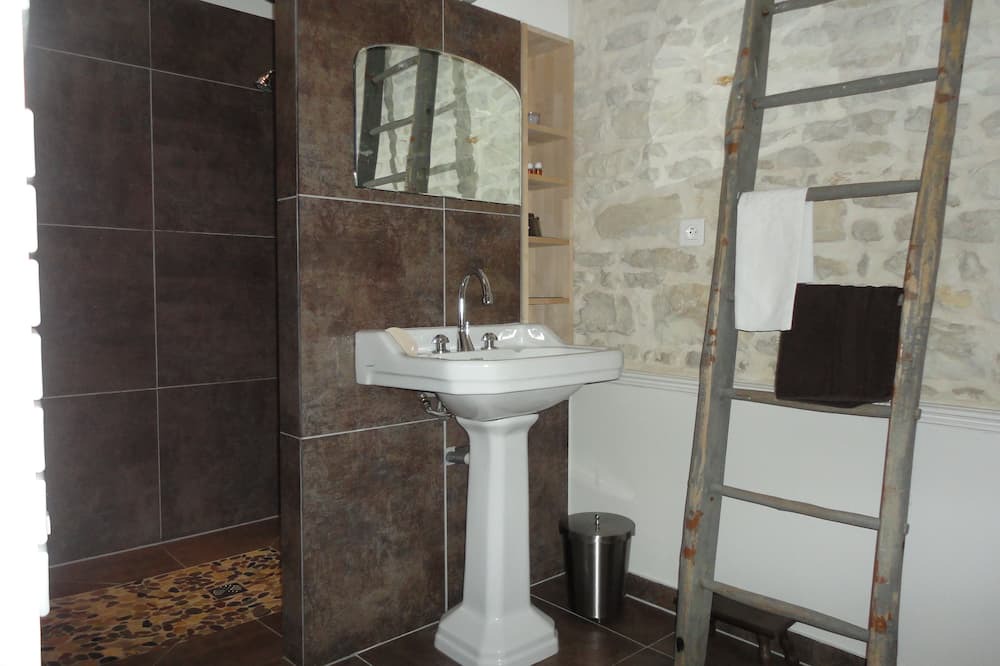 Photo of Bathroom in Saint-Saturnin-du-Bois