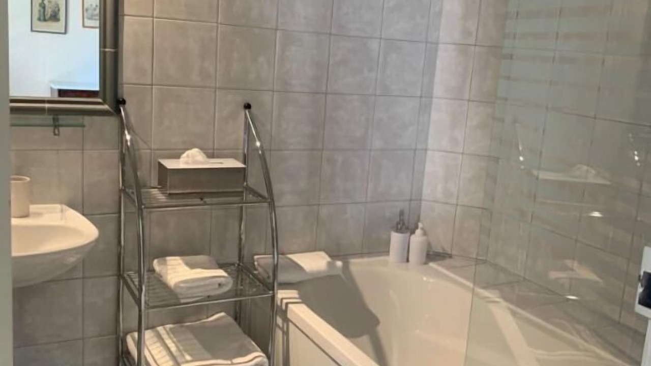 Photo of Bathroom in Tour-de-Faure
