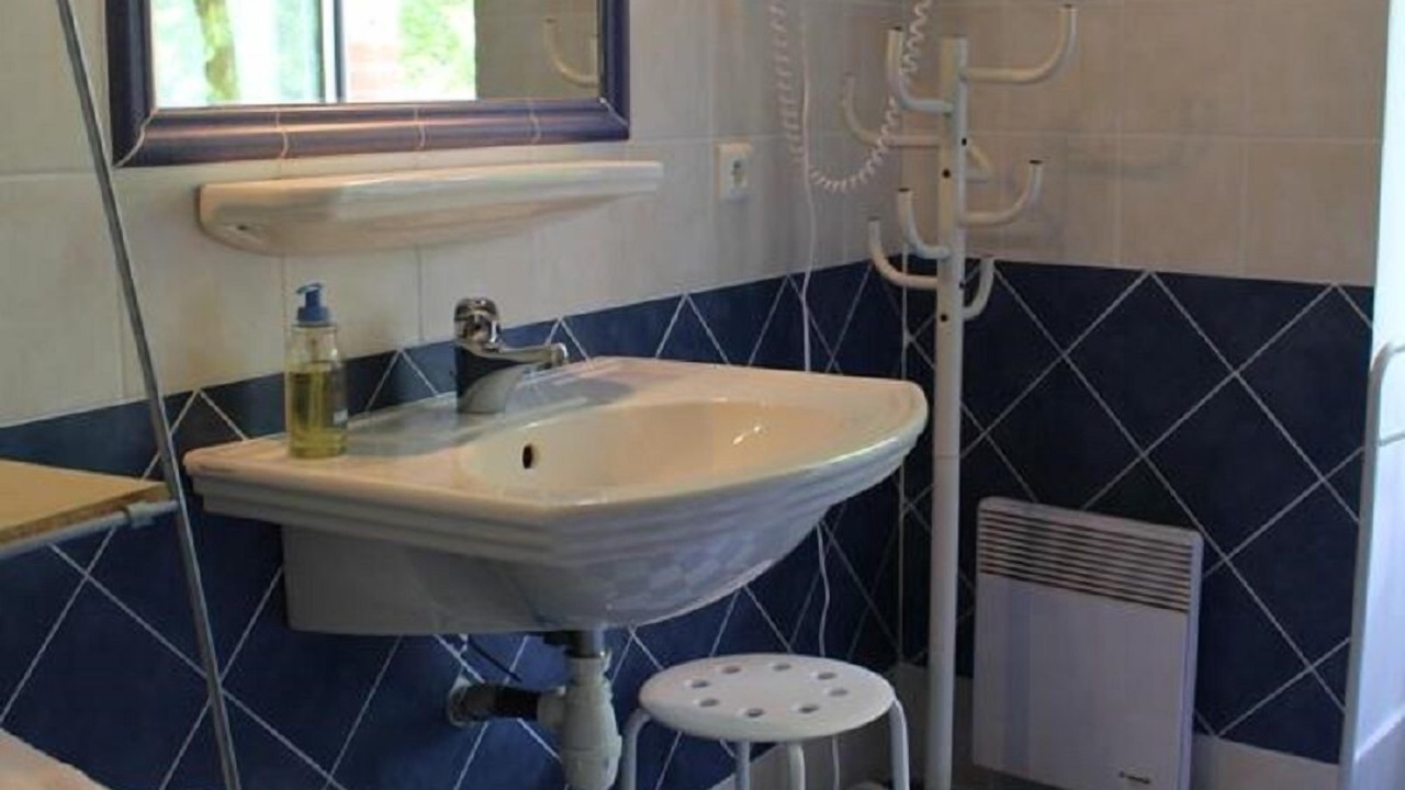 Photo of Bathroom in Tour-de-Faure