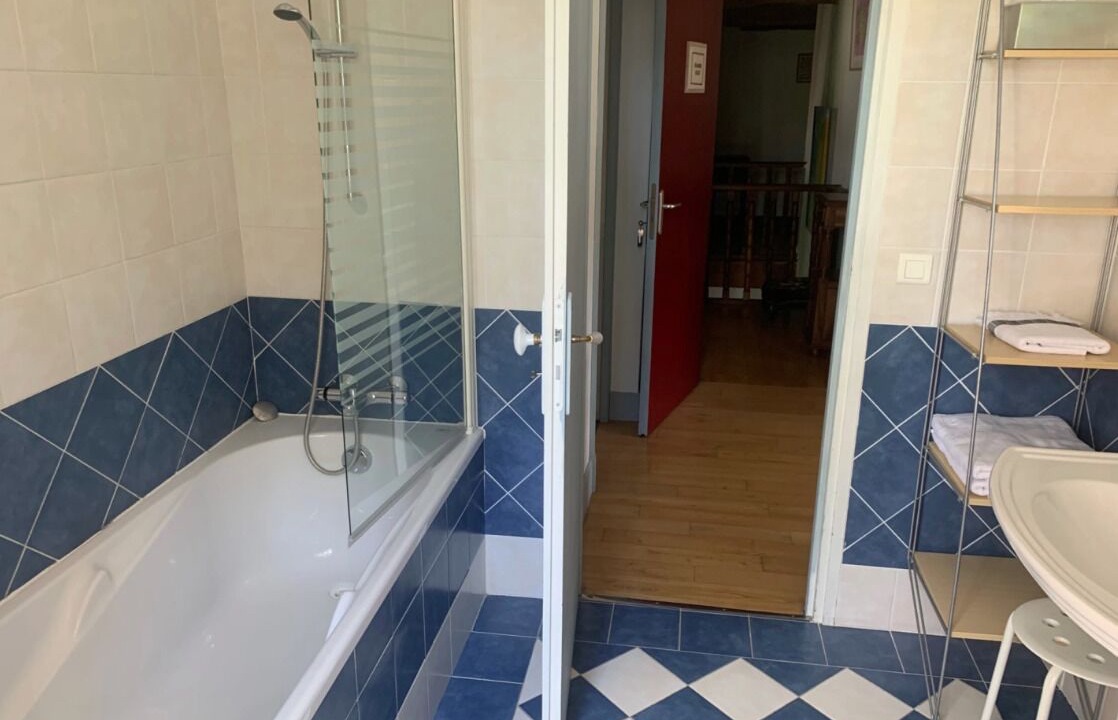 Photo of Bathroom in Tour-de-Faure