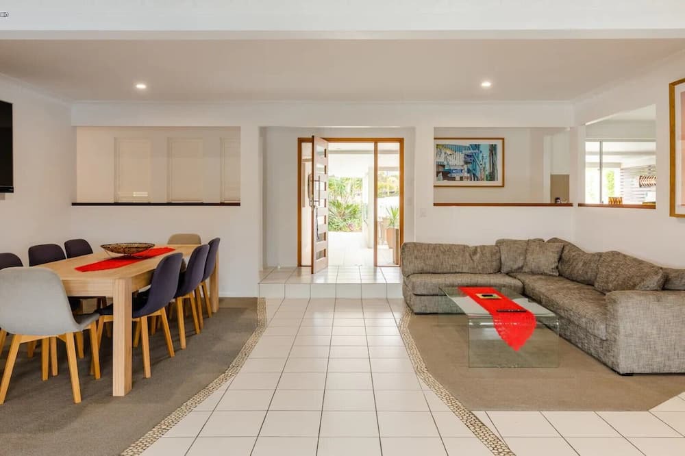 Photo of Livingroom in Mermaid Waters