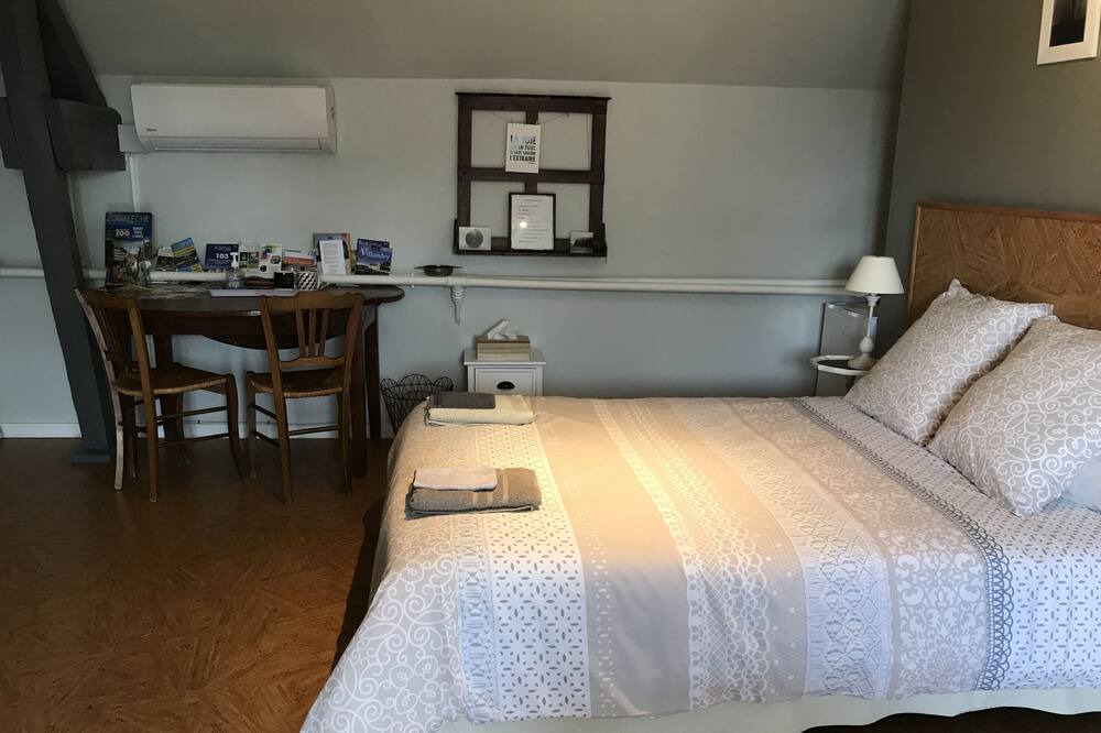 Photo of Bedroom in Chahaignes