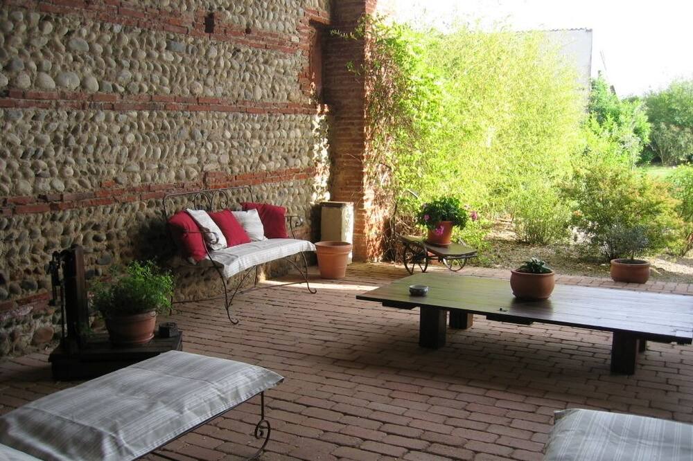 Photo of Patio Balcony in Lagardelle-sur-Leze