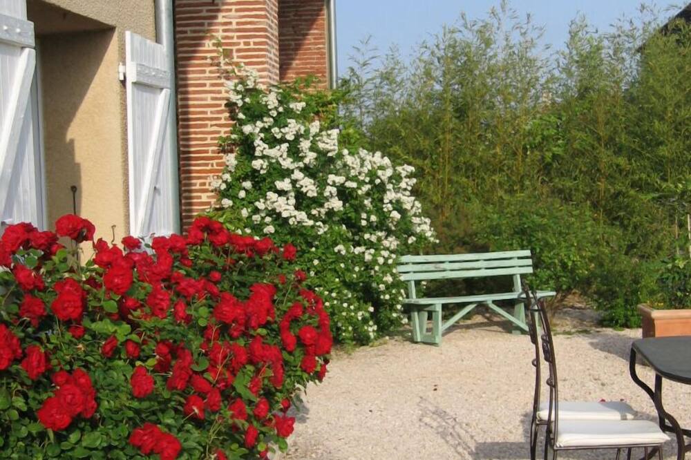 Photo of Patio Balcony in Lagardelle-sur-Leze