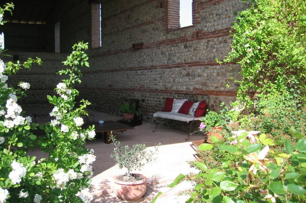 Photo of Patio Balcony in Lagardelle-sur-Leze