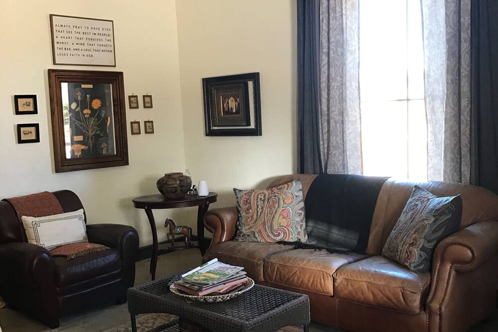 Photo of Livingroom in Garfield