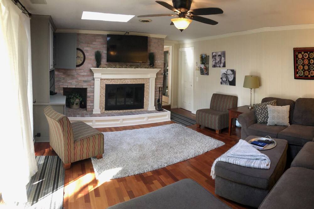 Photo of Livingroom in Palmyra