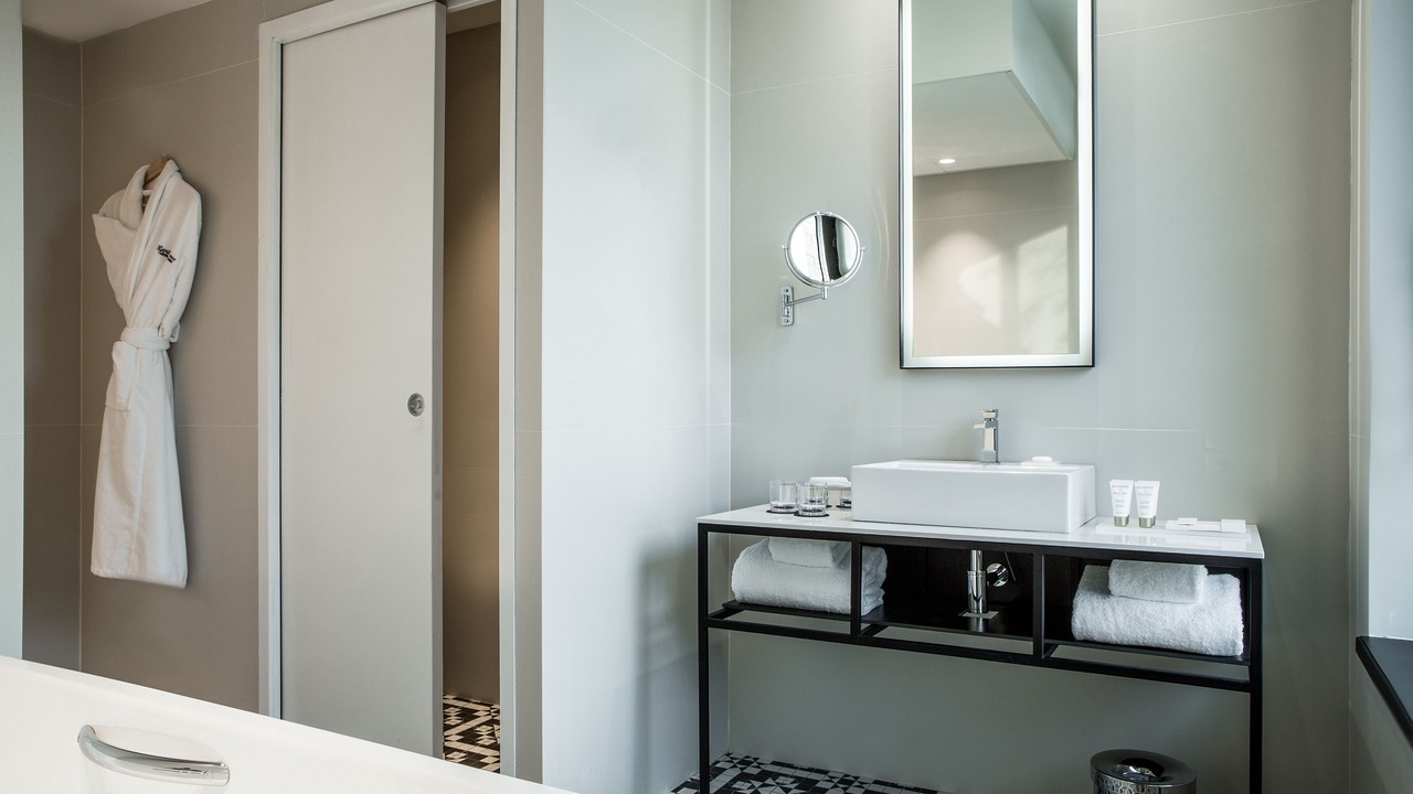 Photo of Bathroom in Lens