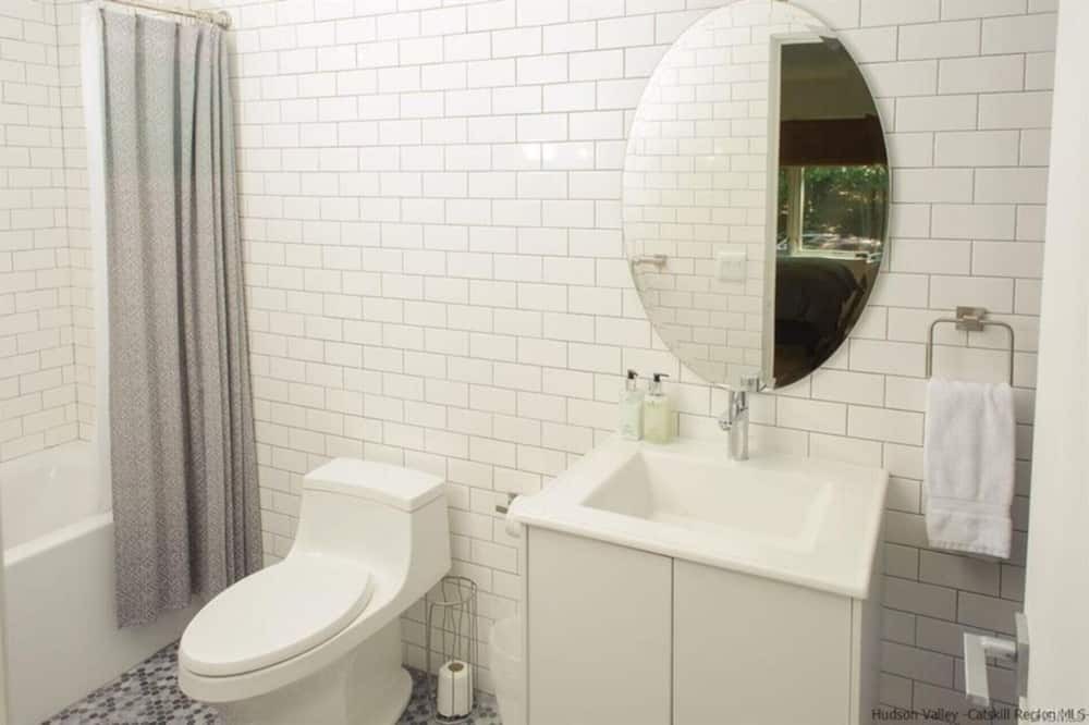 Photo of Bathroom in Gardiner