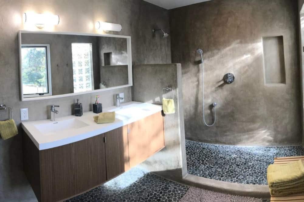 Photo of Bathroom in Gardiner