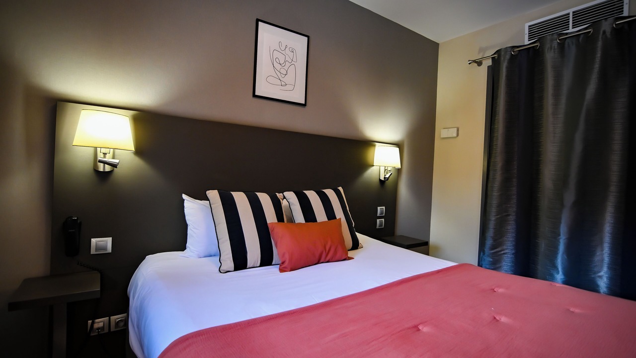 Photo of Bedroom in La Roque-d'Antheron