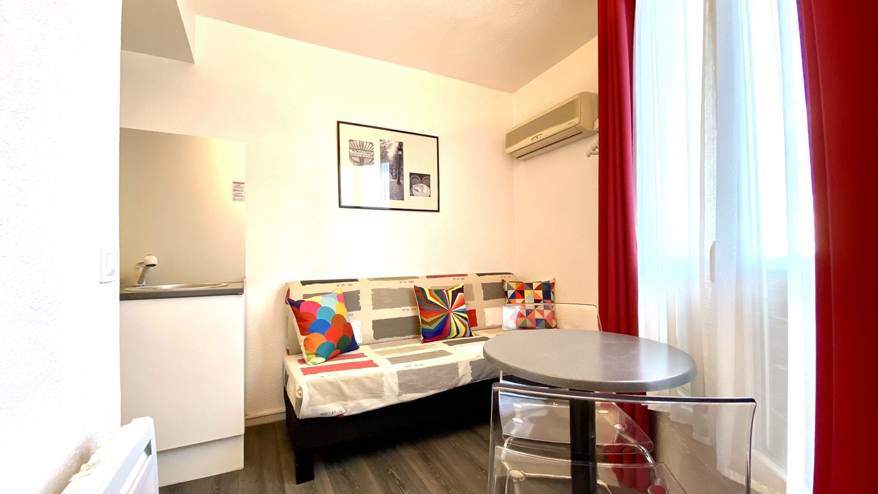 Photo of Bedroom in Republique–Point-du-Jour