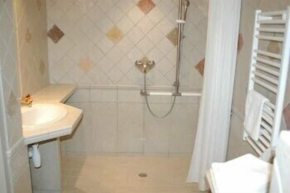 Photo of Bathroom in Lagnes