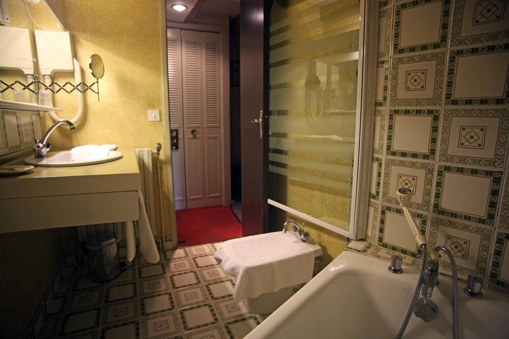 Photo of Bathroom in Saint-Jean-du-Gard