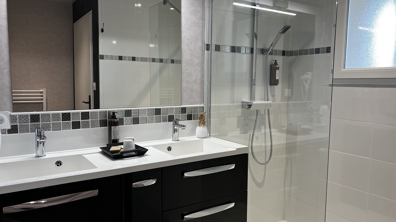 Photo of Bathroom in Roullet-Saint-Estephe