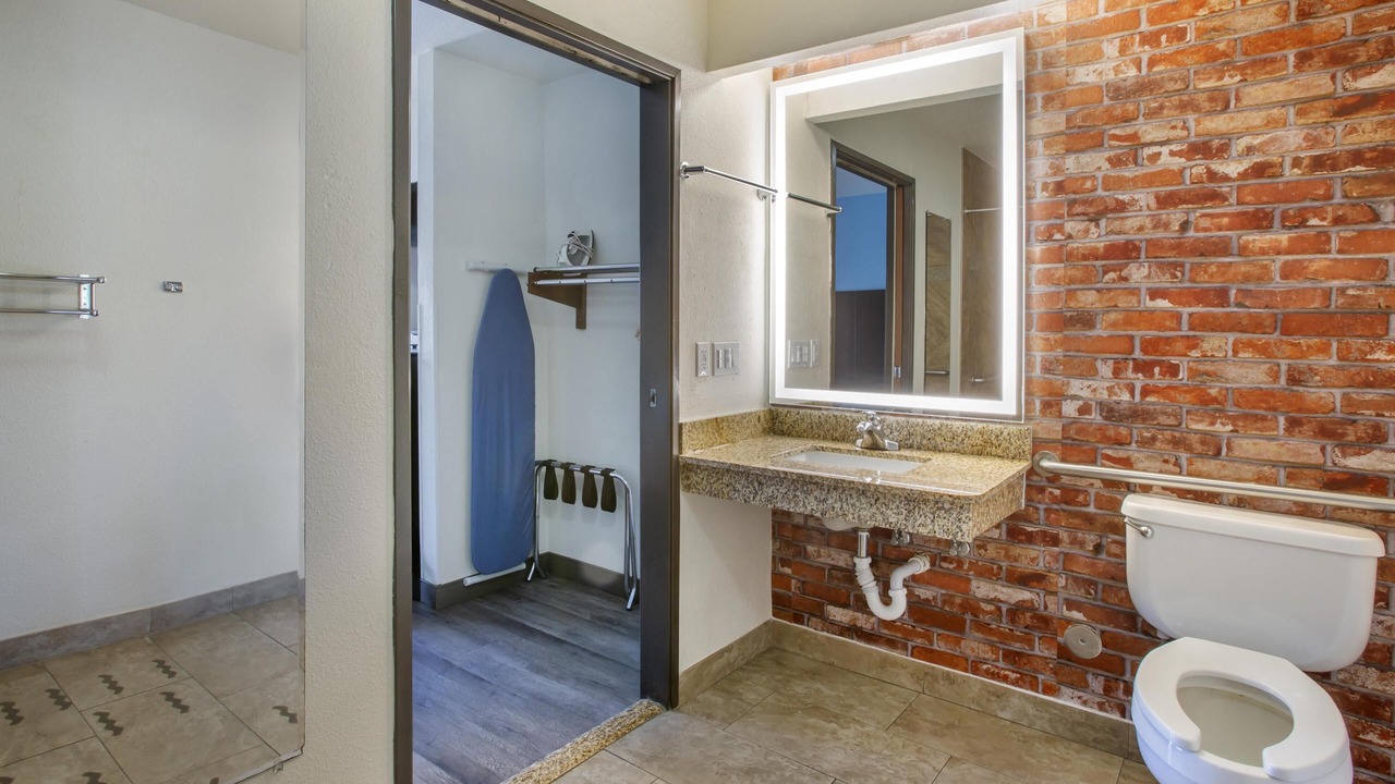 Photo of Bathroom in Globe