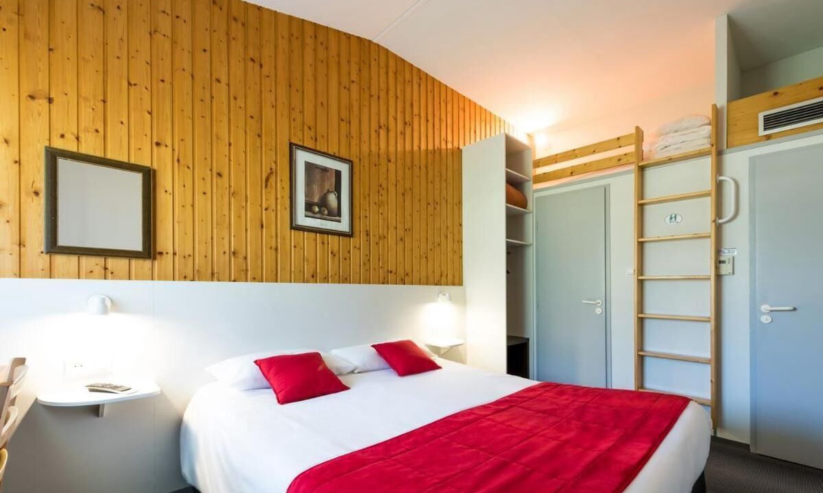 Photo of Others in Thones