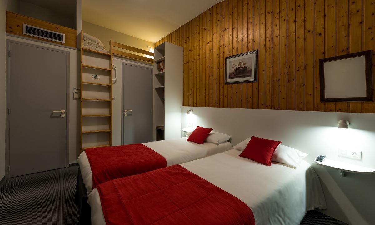 Photo of Others in Thones