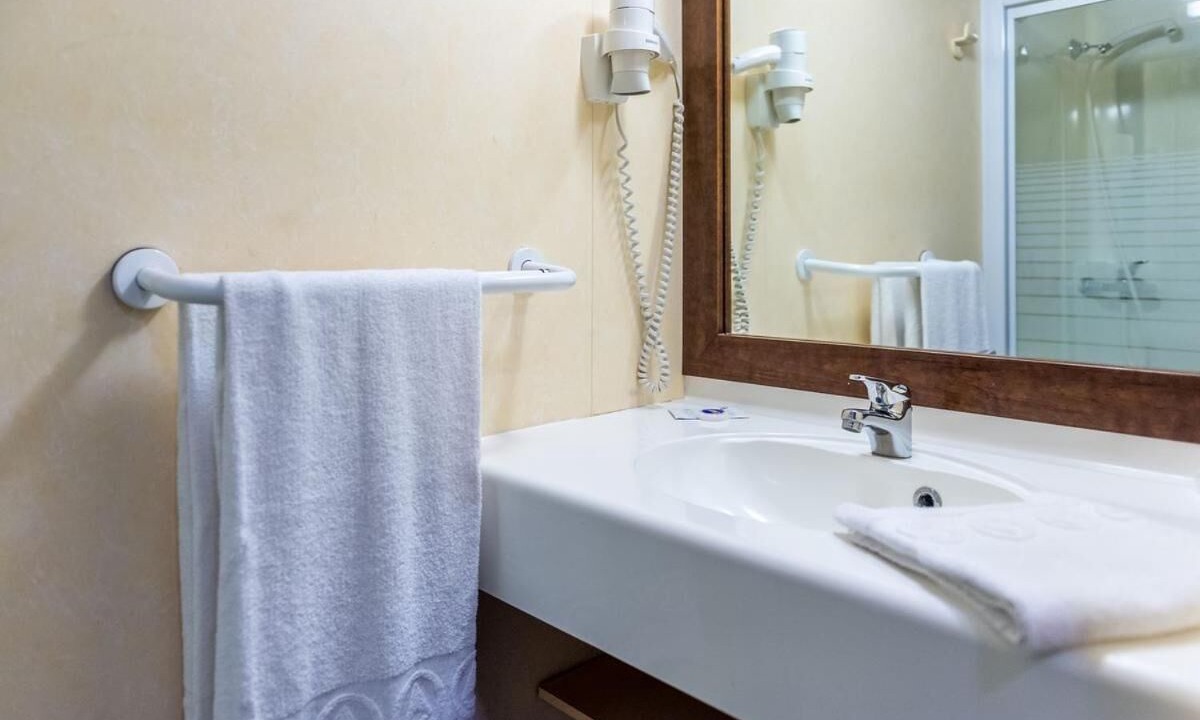 Photo of Bathroom in Thones