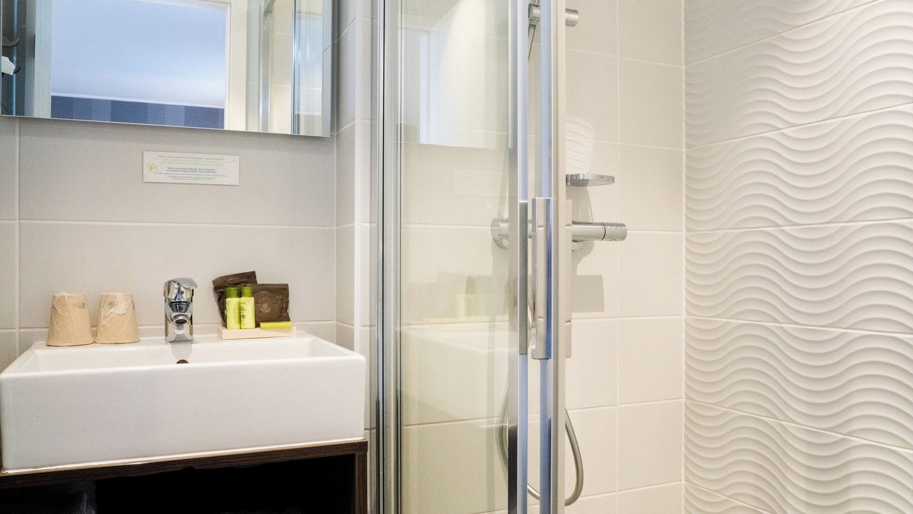 Photo of Bathroom in Quartier des Grandes-Carrieres