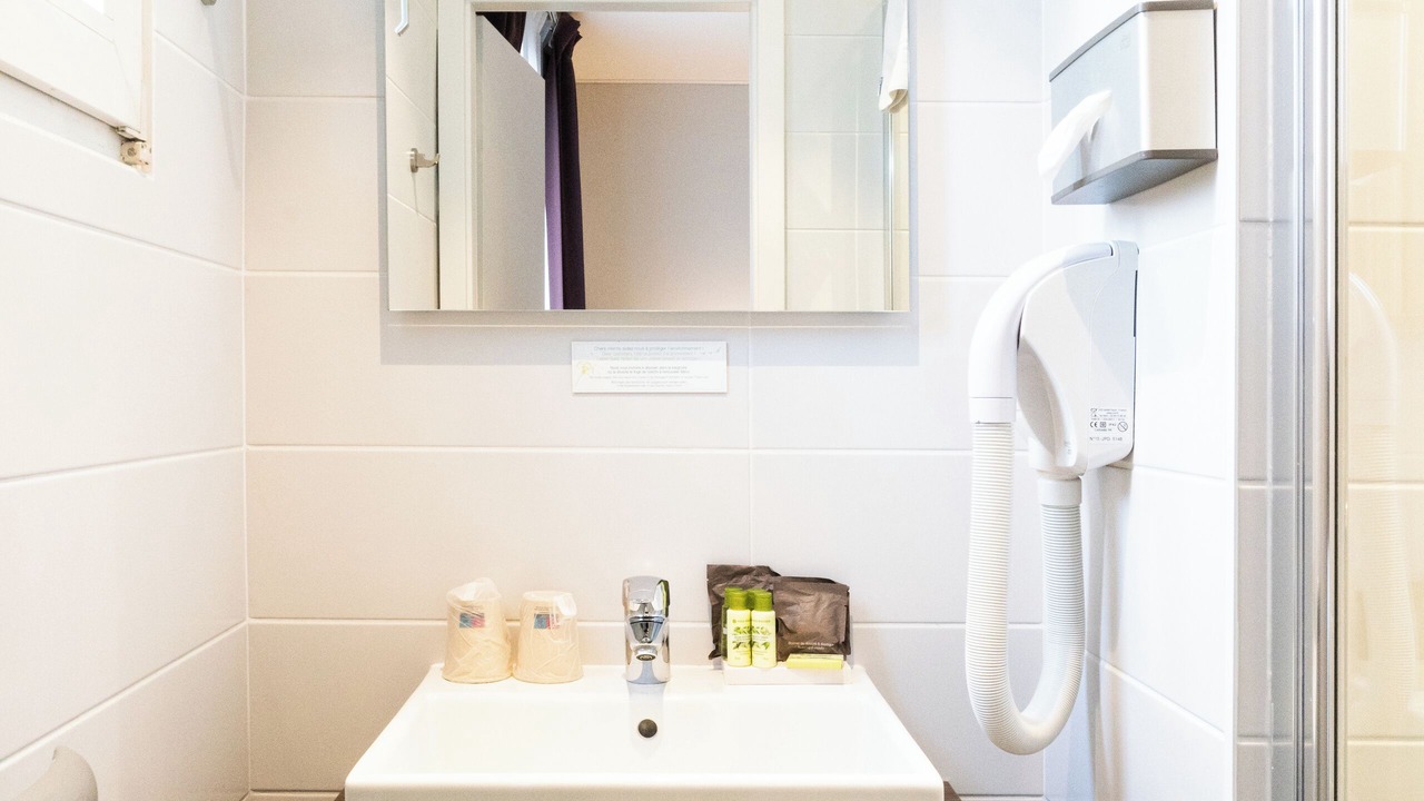 Photo of Bathroom in Quartier des Grandes-Carrieres