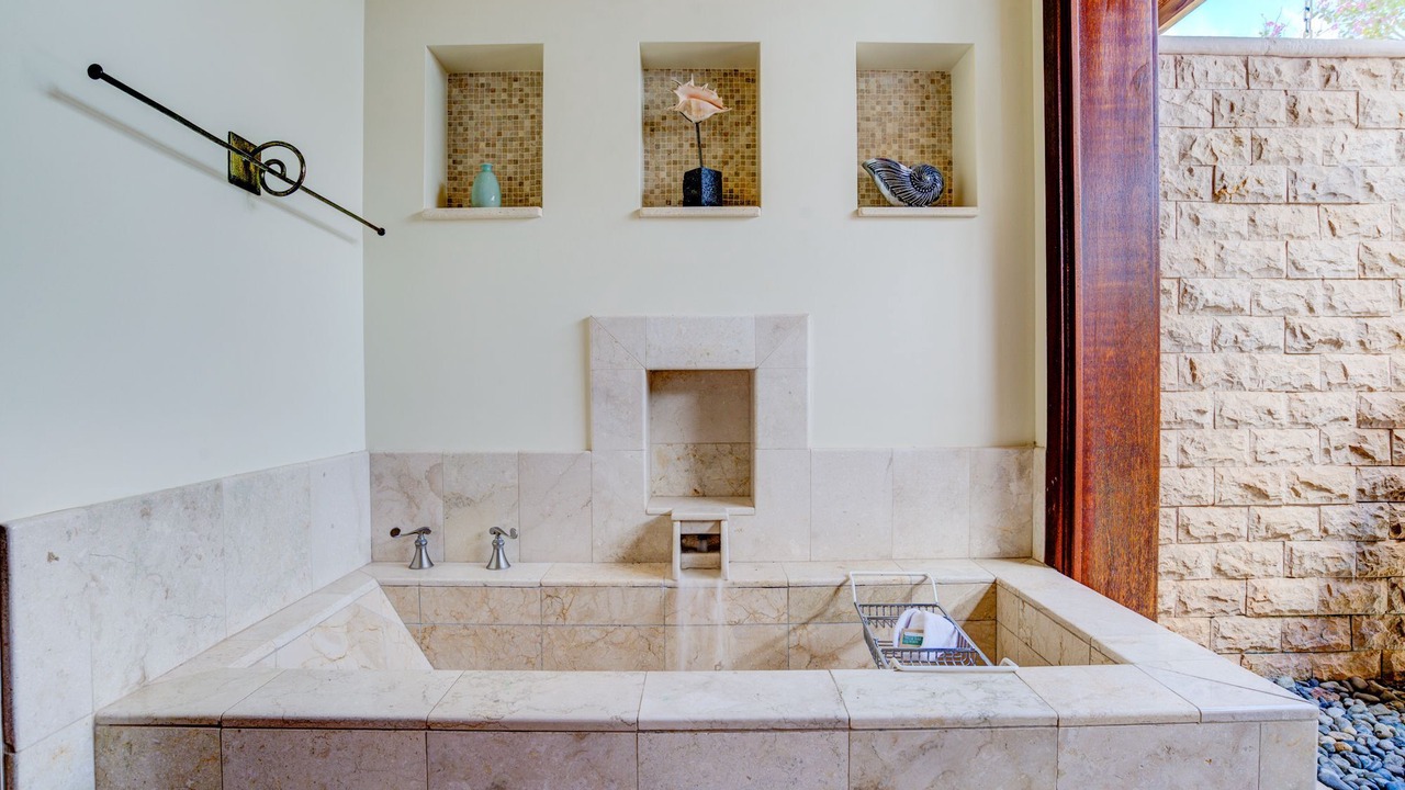 Photo of Bathroom in Historic Lahaina Front Street