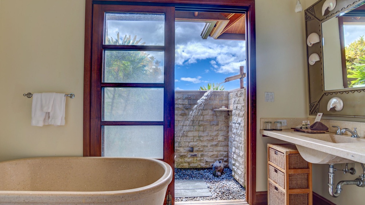 Photo of Bathroom in Historic Lahaina Front Street