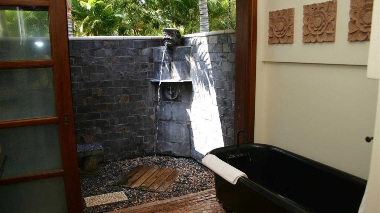 Photo of Bathroom in Historic Lahaina Front Street