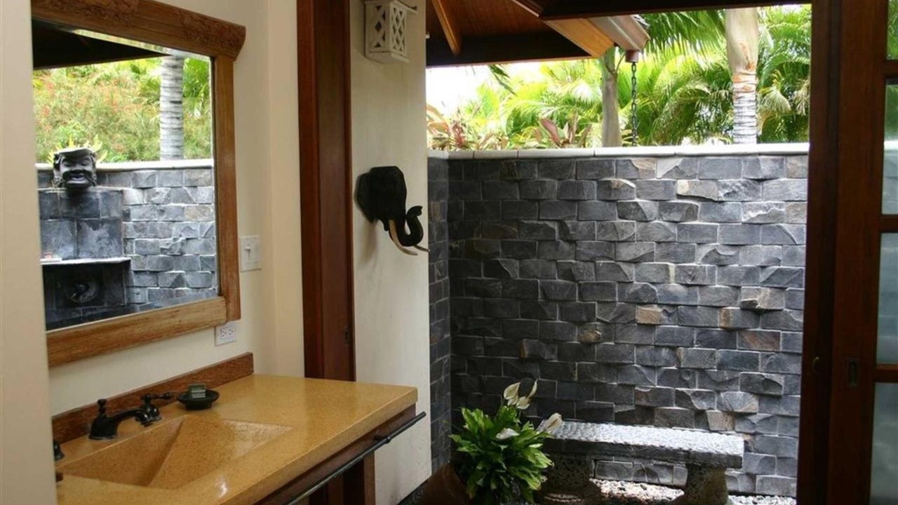 Photo of Bedroom in Historic Lahaina Front Street