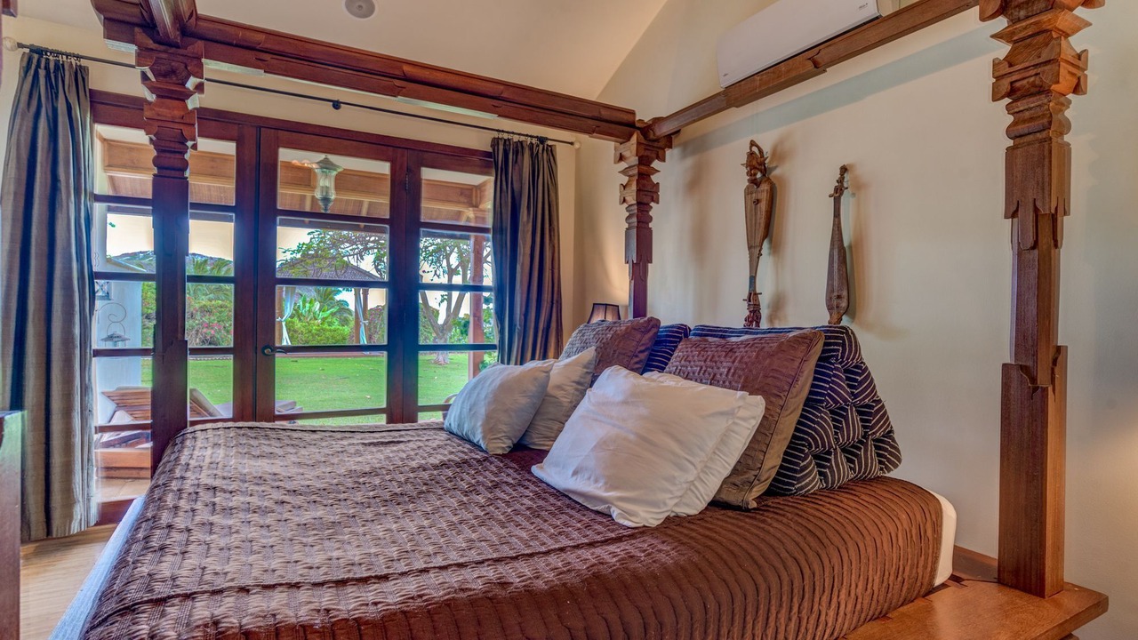 Photo of Bedroom in Historic Lahaina Front Street