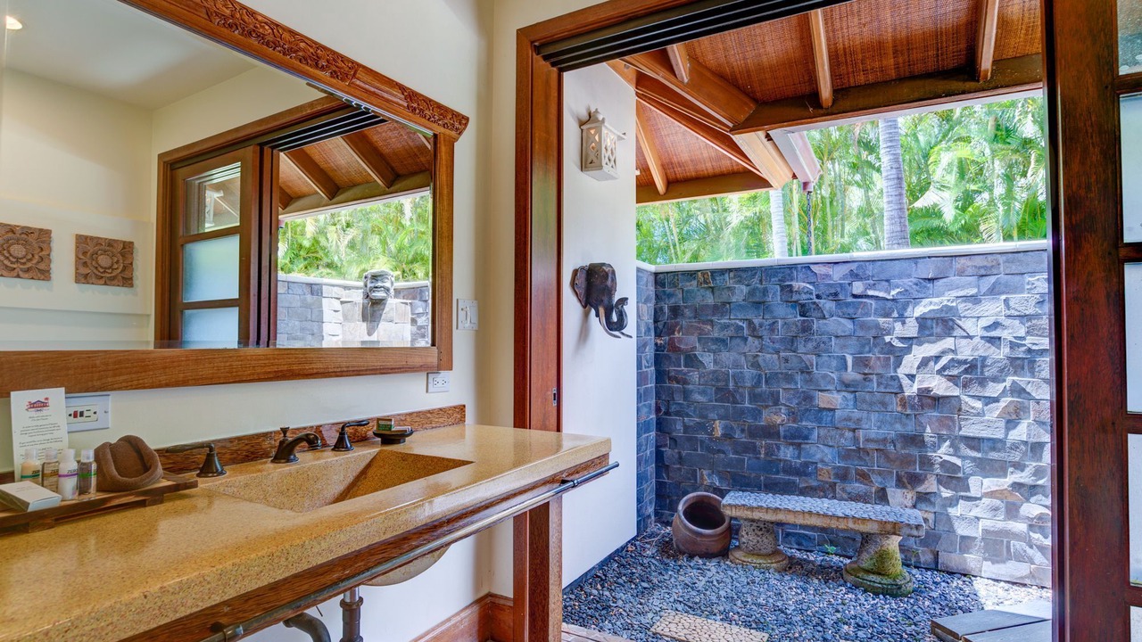 Photo of Bathroom in Historic Lahaina Front Street