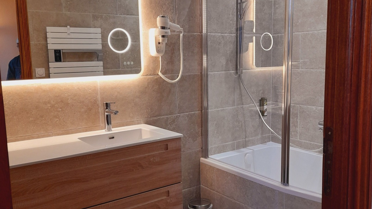 Photo of Bathroom in Crepon