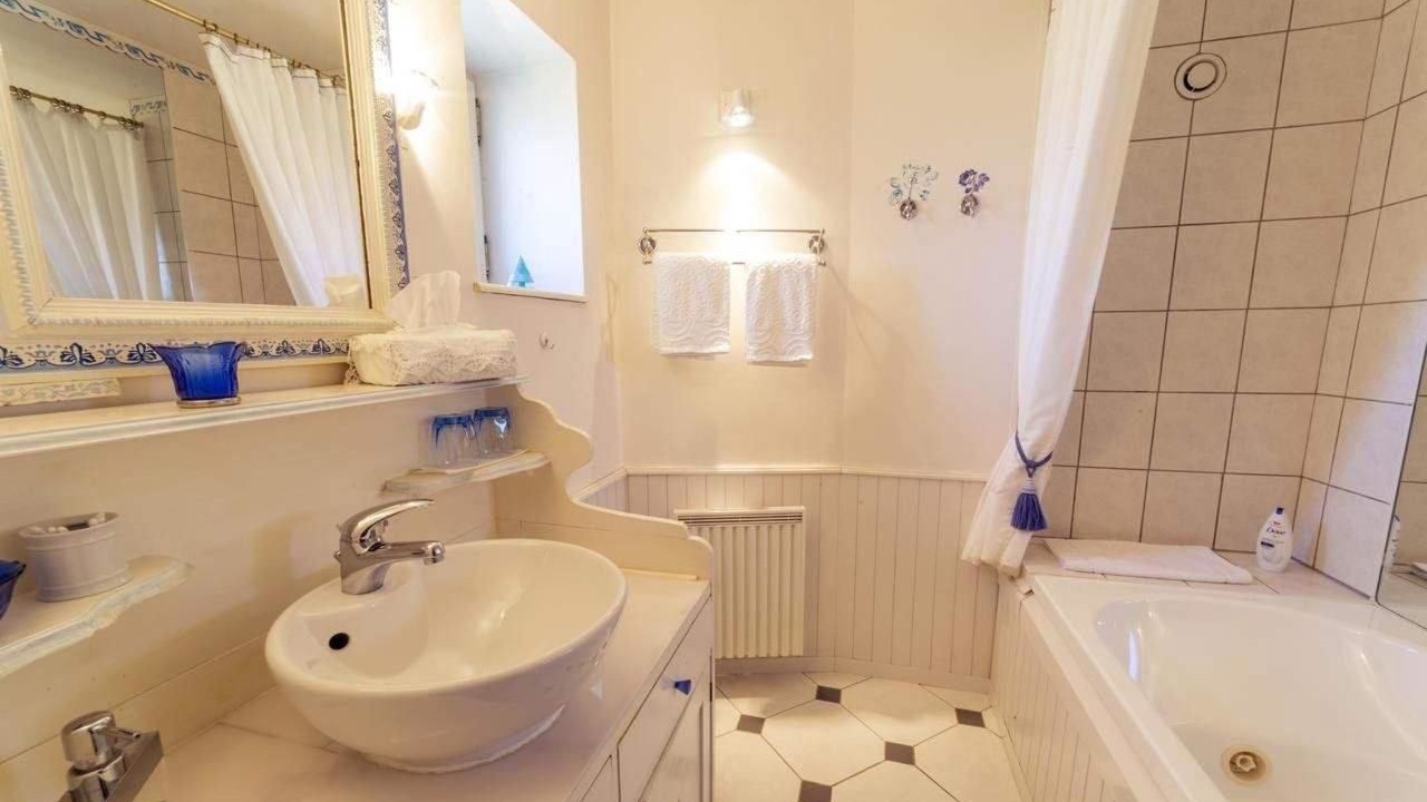 Photo of Bathroom in Vaux-en-Beaujolais