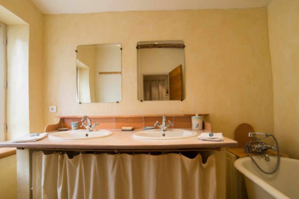 Photo of Bathroom in Villefranche-du-Queyran