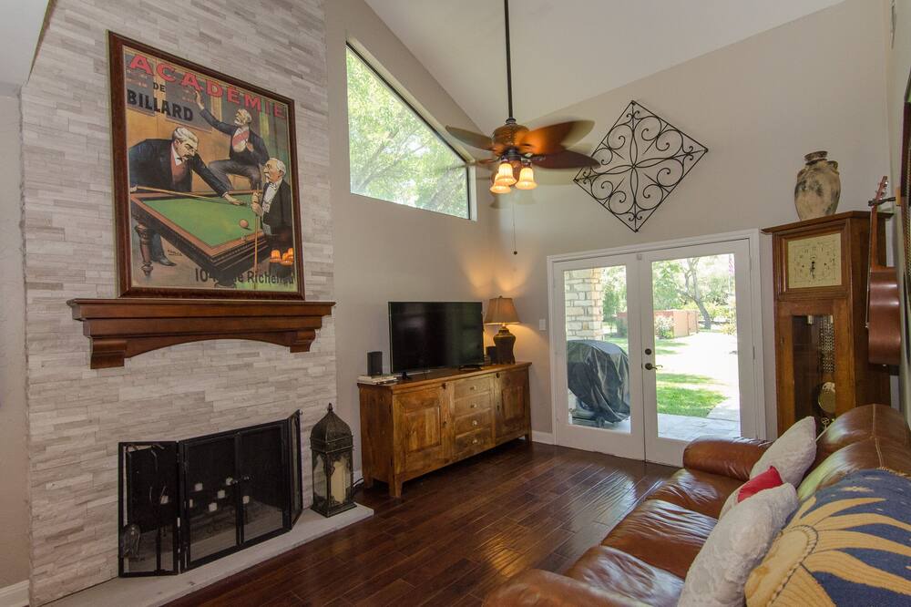 Photo of Livingroom in The Hills