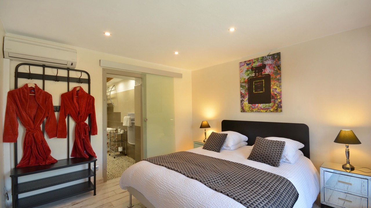 Photo of Bedroom in Orange