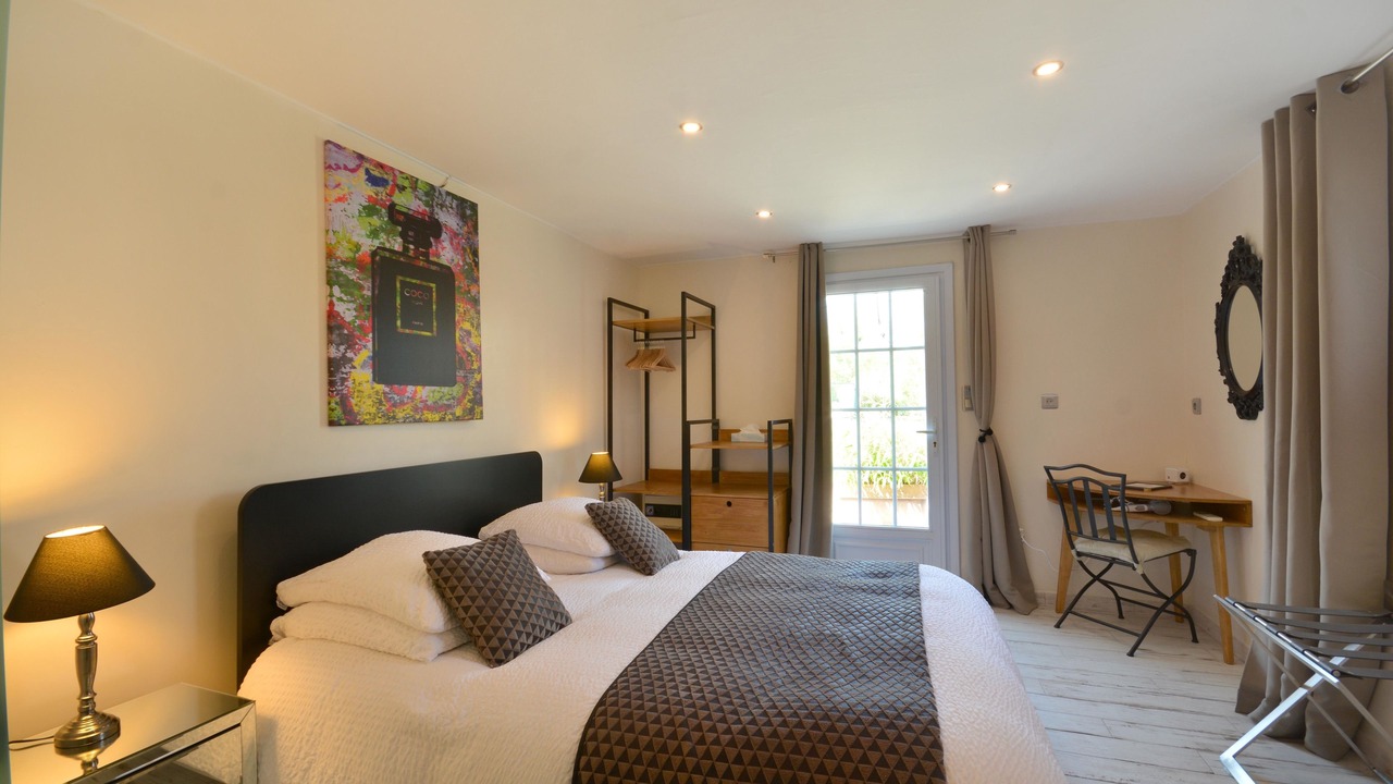 Photo of Bedroom in Orange