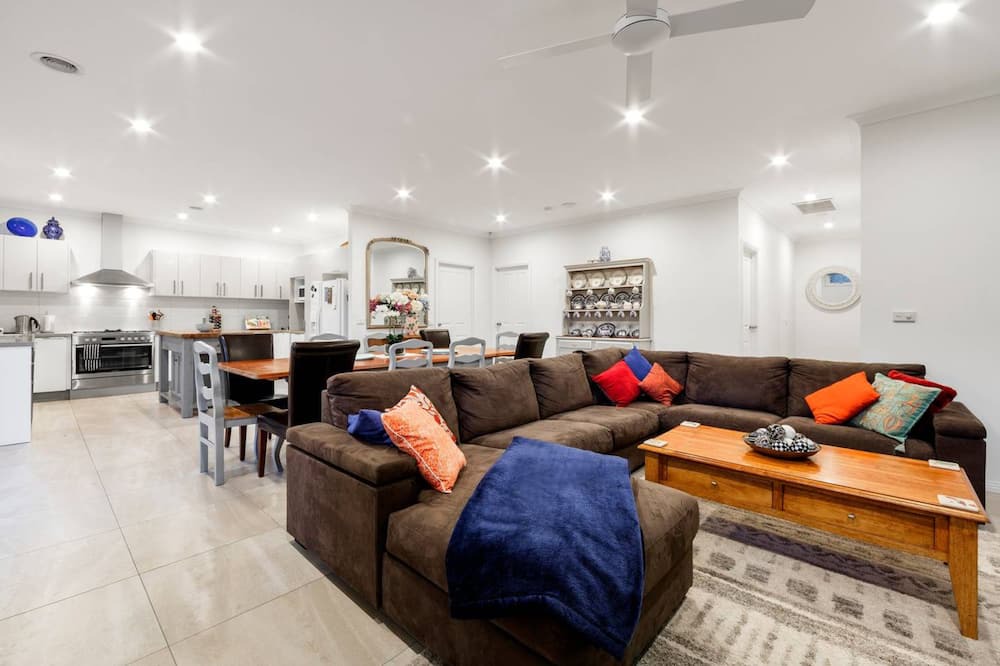 Photo of Others in Rosanna